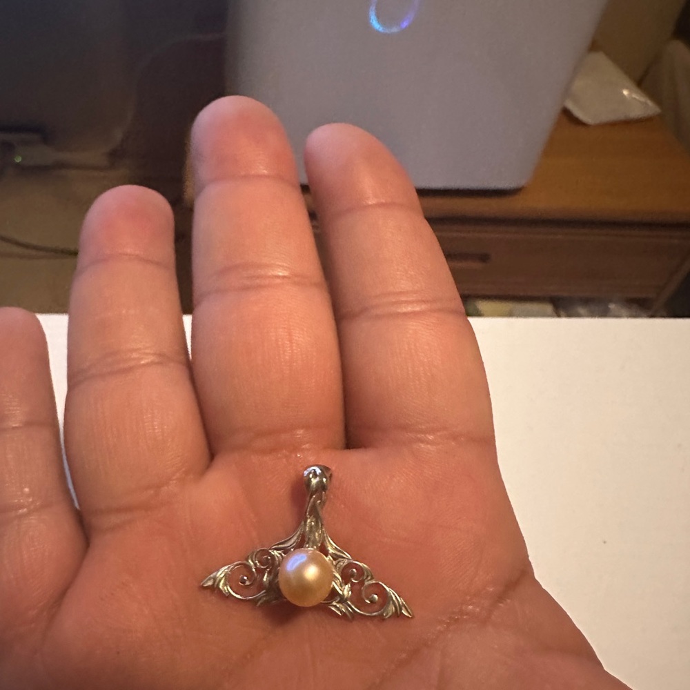 Elegant Silver Pendant with Pearl Accent